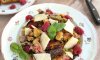 Bunter Blattsalat mit Himbeer-Basilikum-Vinaigrette und Parmesan
